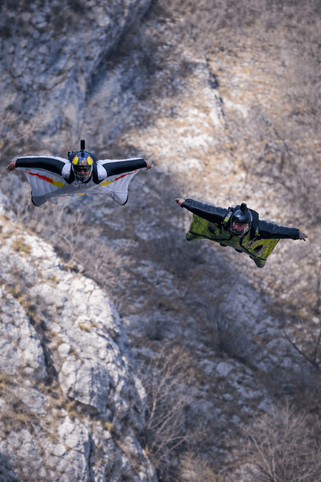 Wingsuit-Flieger fliegt nah an einer felsigen Wand vorbei