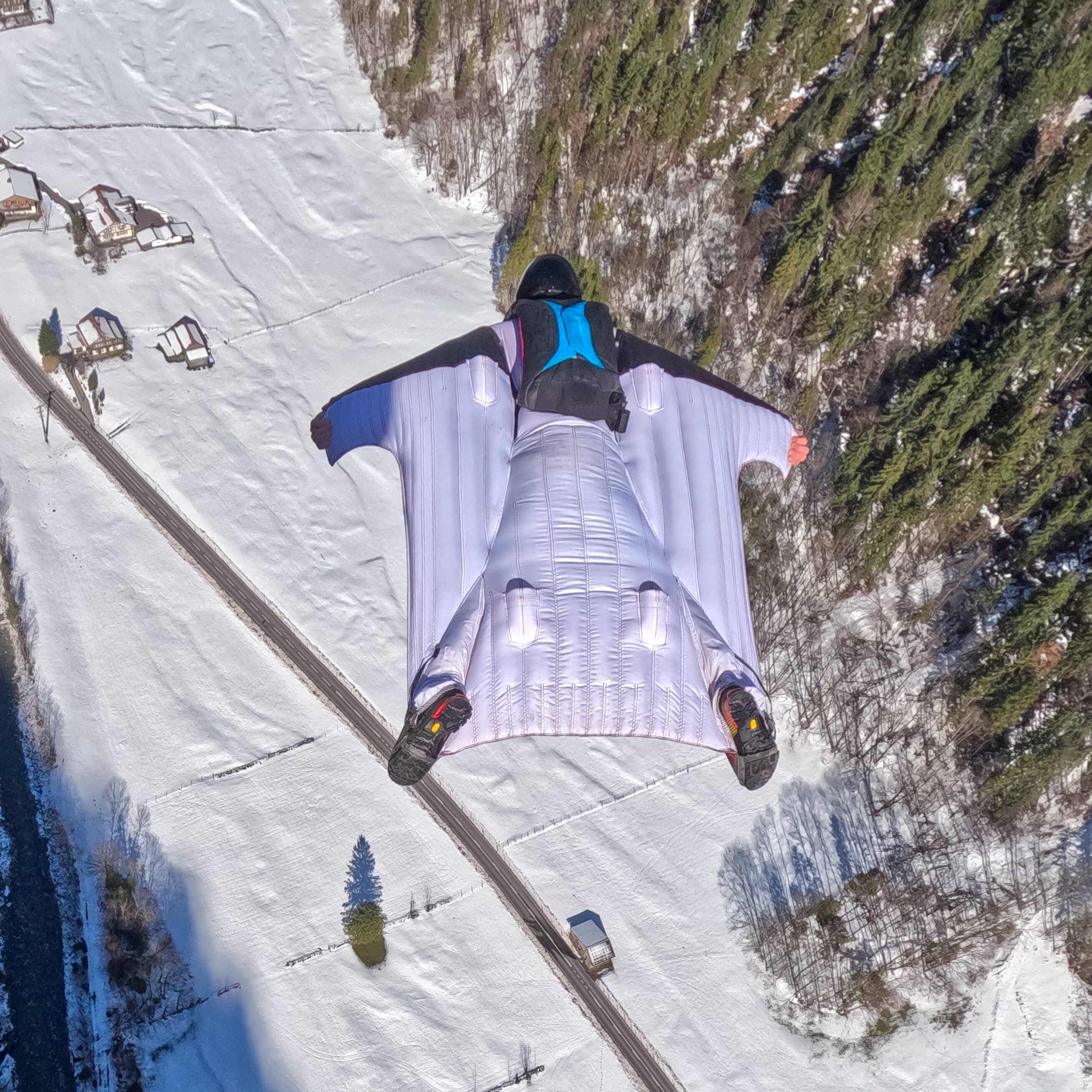 Niclas Strohmeier lächelt mit Helmkamera in einem Waldgebiet