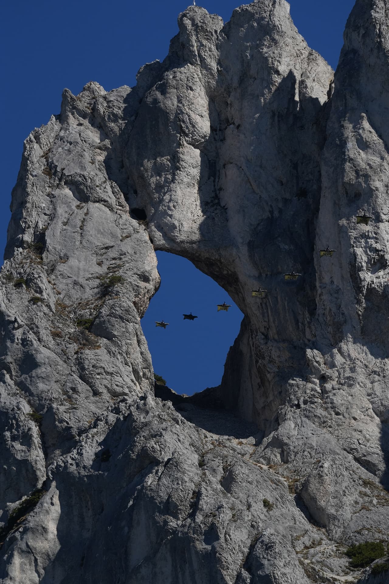 Natürliches Felsentor in den europäischen Alpen für Lukas Loibls Wingsuit-Rekord